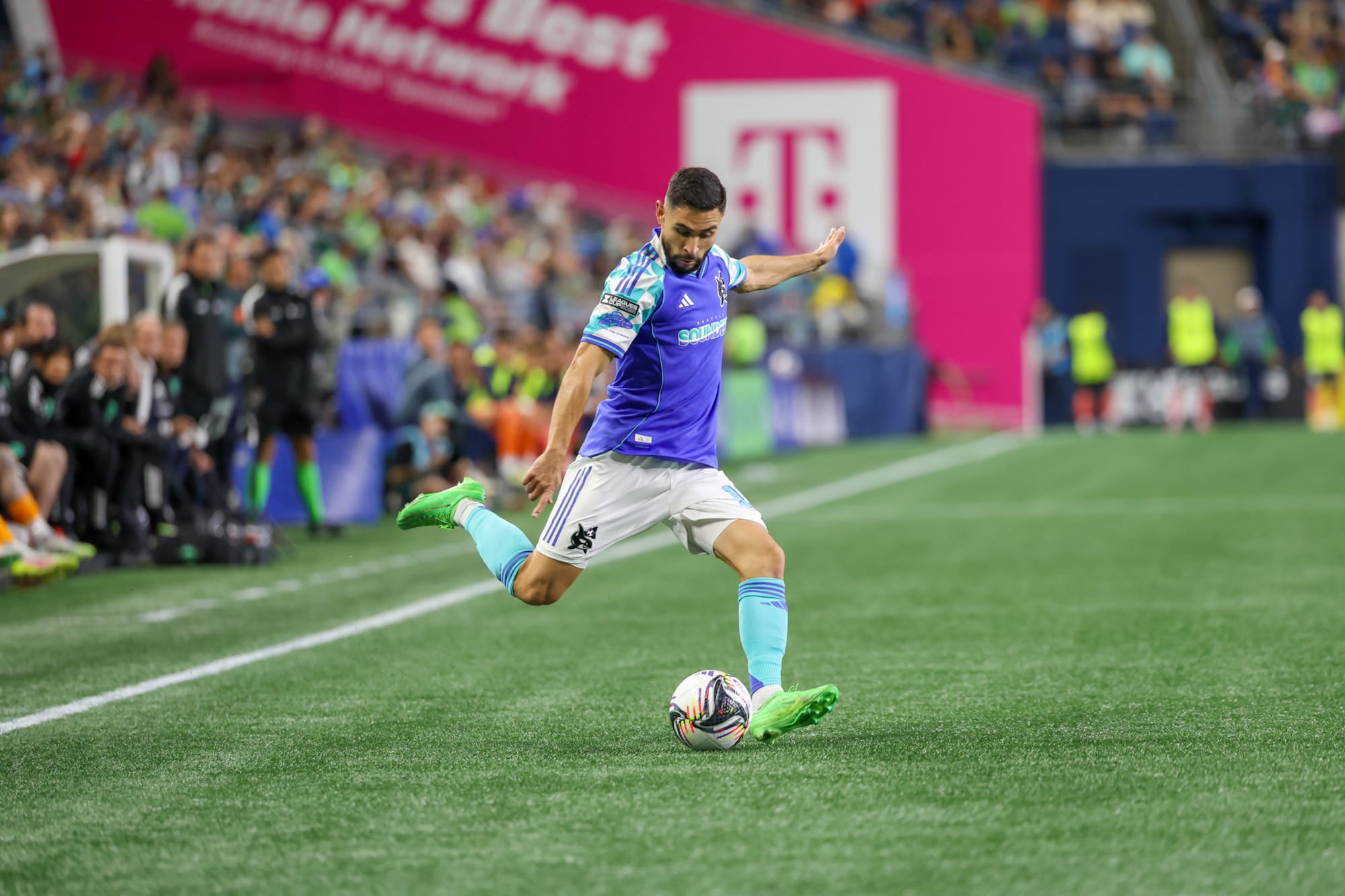 Sounders FC defender Alex Roldan crosses the ball from the right wing against Club Puebla
